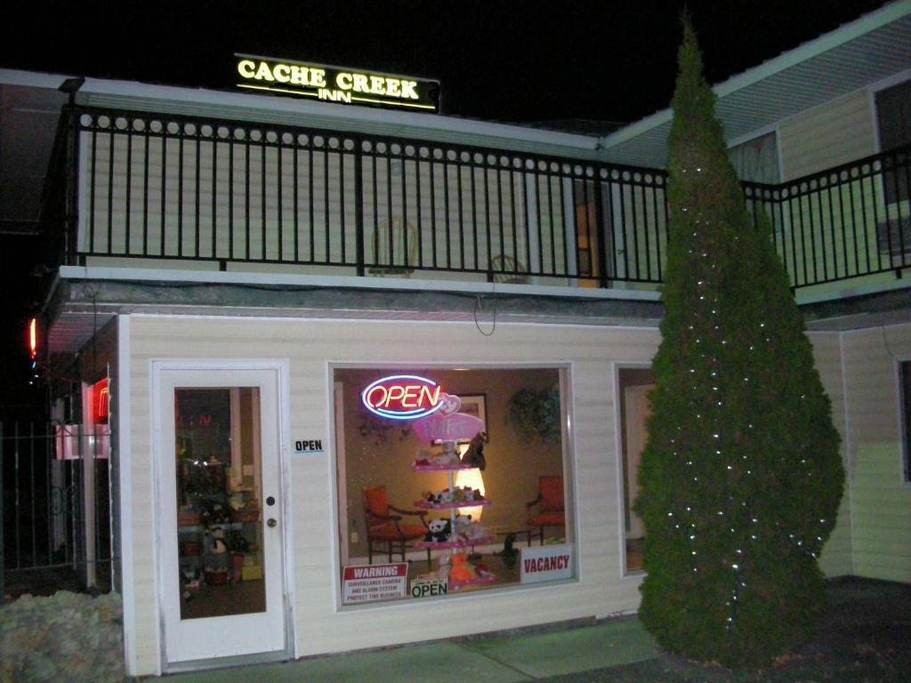 Cache Creek Inn エクステリア 写真